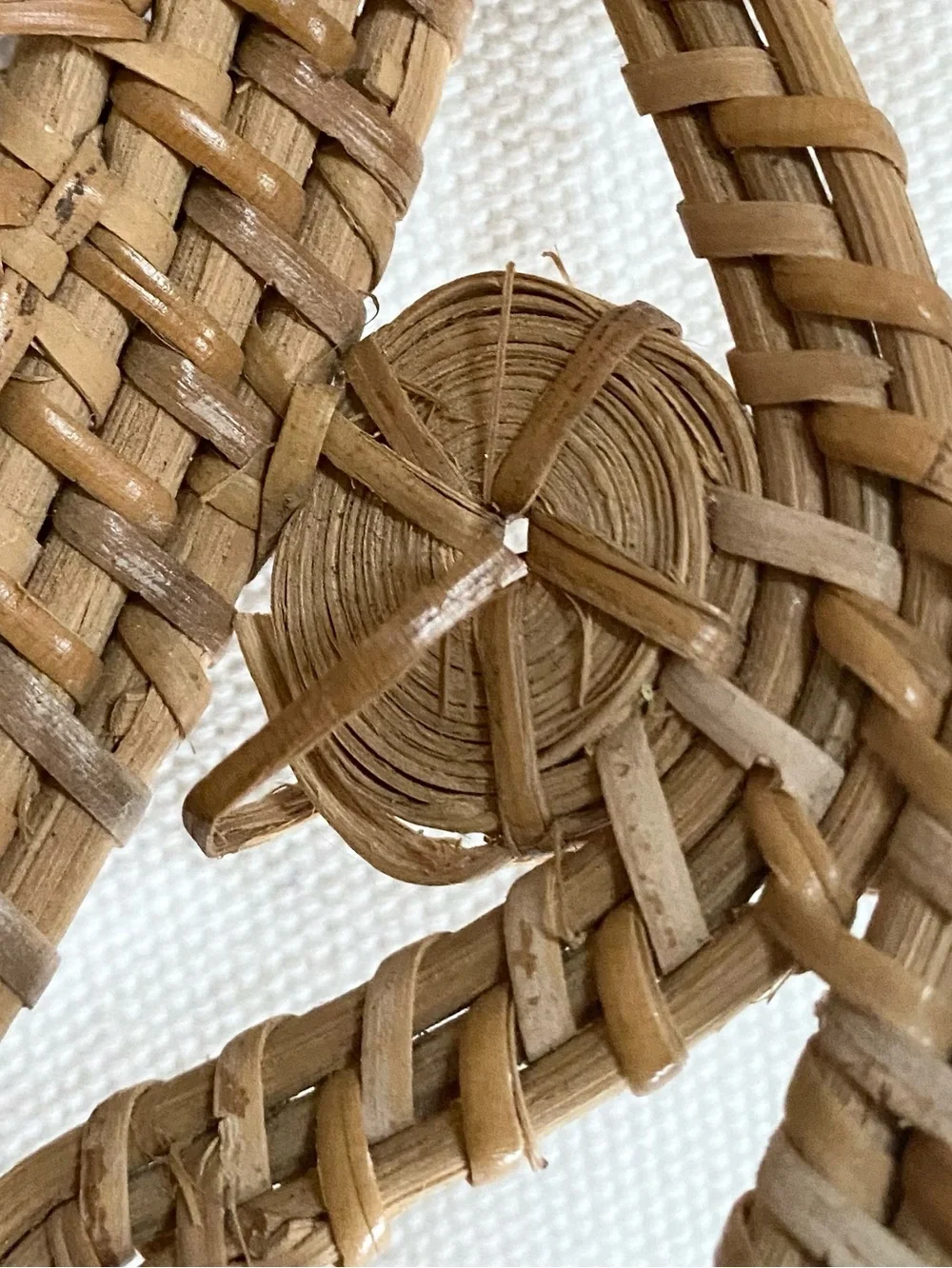 VTG Rattan Leaf Teardrop Hand Woven Shallow Whicker Basket w Handle 16”